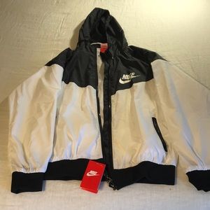 Nike Windbreaker. NWT. Black and white XL